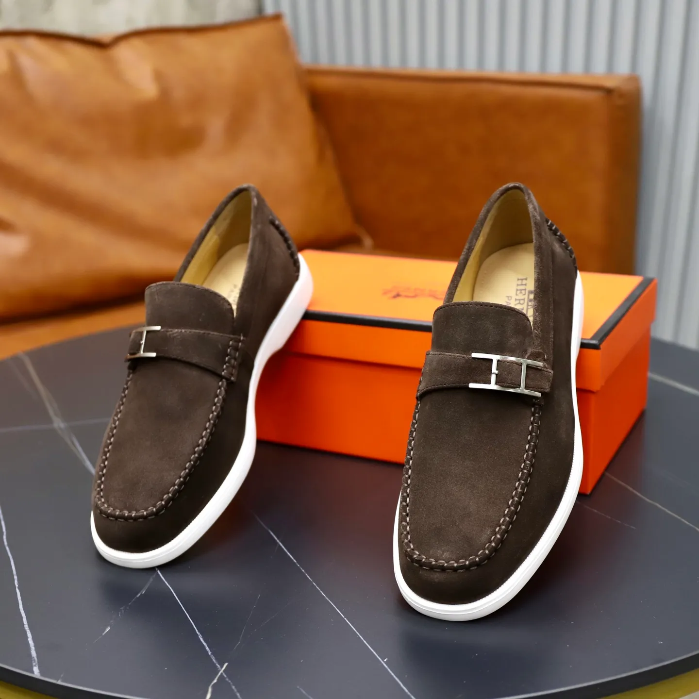 Ex-factory price: 540💰Hermès/Hermès slip-on men's shoes. This shoe is made of imported cow suede leather, with simple and smooth lines, and a 3CM rubber foam ultra-light sole combined with aerodynamic design! Youthful and fashionable, H button decoration, contrasting leather embellishment on the heel, calf lining to gently wrap your feet, with embossed logo cowhide feet, leather rock strips, casual and urban style, highlighting youthful vitality, sports and leisure version, super versatile Size number: 38-39-40-41-42-43-44 Standard leather shoe size (45 can be customized but does not support returns)